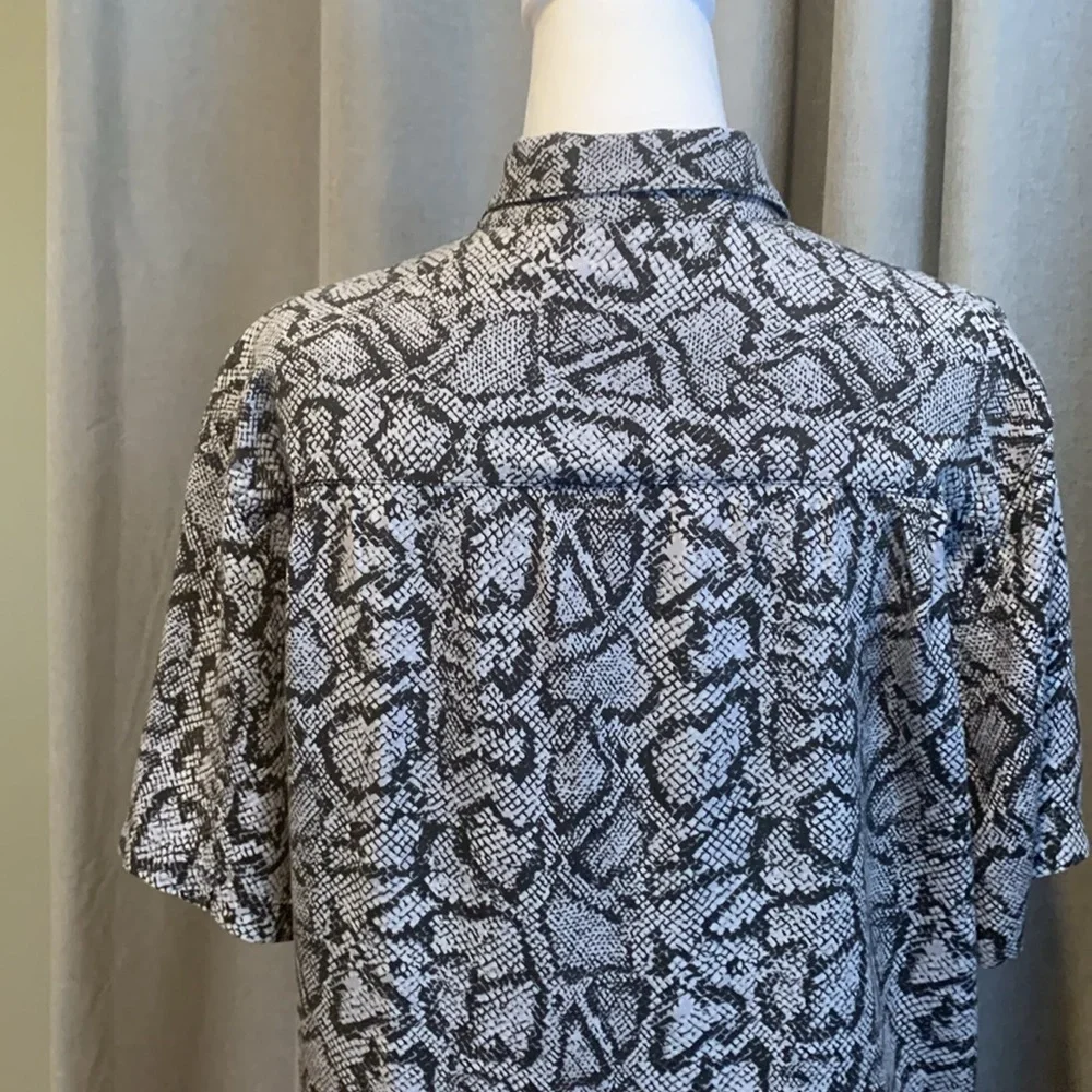 Urban Outfitters Snake Skin Design Button Down Shortsleeved Top Size Small - Picture 5 of 13